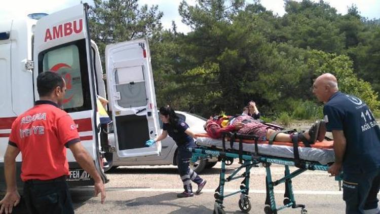 Adana iki araç çarpıştı: 2si ağır 3 yaralı