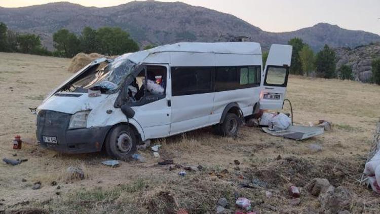 Fındık işçilerinin taşındığı minibüs devrildi, 15 kişi yaralandı, sürücü kaçtı
