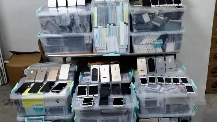 İzmirde, gümrük kaçağı cep telefonları ve aksesuarlar ele geçirildi