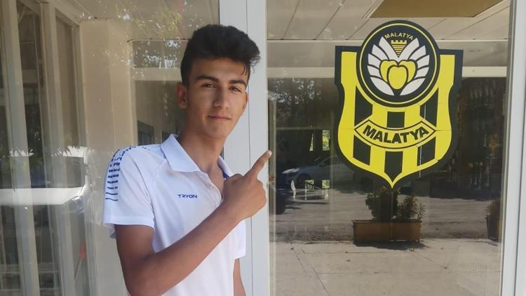 Beşiktaş talip olmuştu, Yeni Malatyaspor kaptı 15 yaşındaki Emirhan Öz...