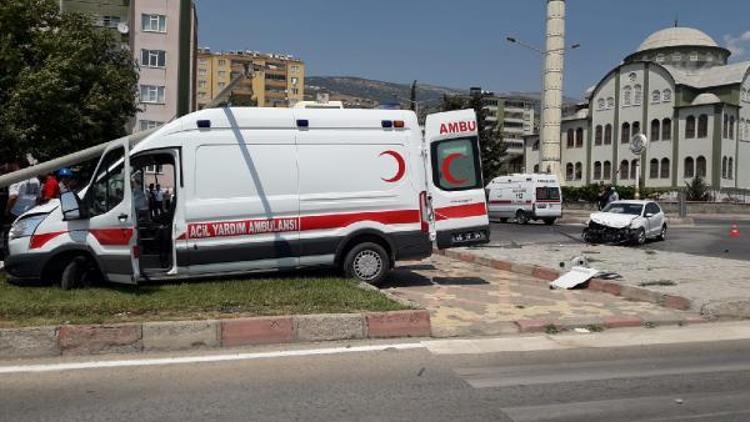 Yaralı taşıyan ambulans kaza yaptı: 2 yaralı