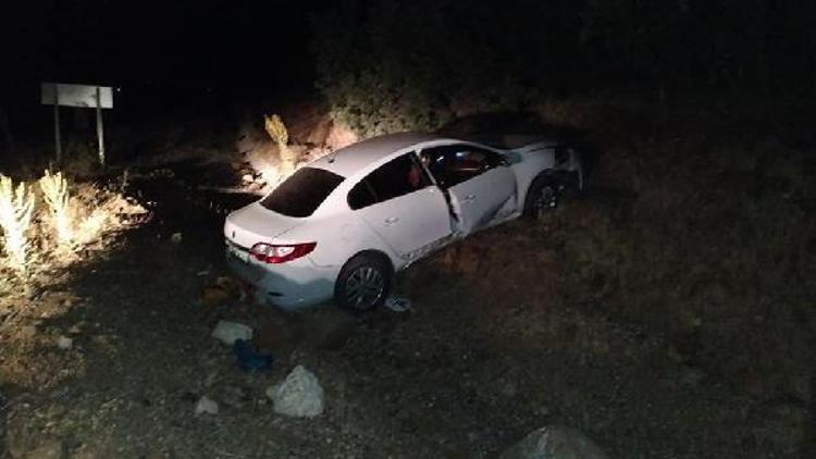 Karakoçanda otomobil şarampole devrildi: 6 yaralı