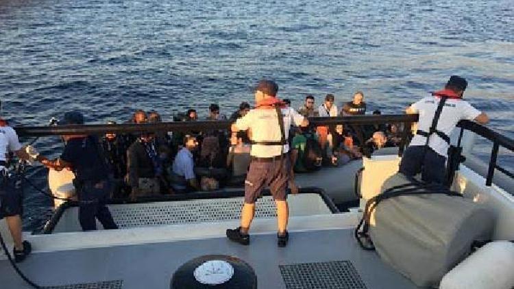 Çeşmede lastik botlarda 75 kaçak göçmen yakalandı