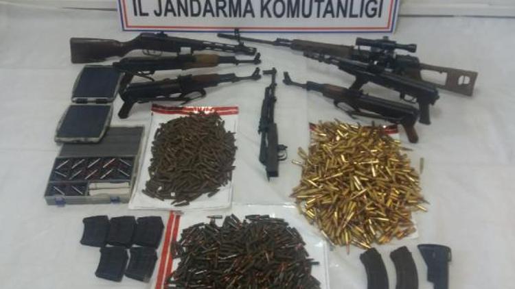 Tuncelide PKK silahları ve mühimmatı ele geçirildi