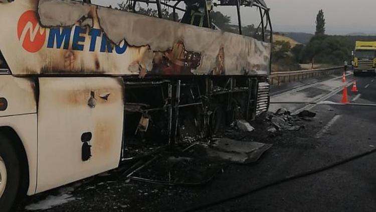 Manisada seyir halindeki yolcu otobüsü yandı