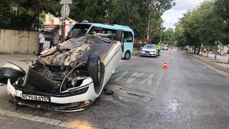 Kadıköyde feci kaza... Araçtan fırlayan parça minibüsün camına isabet etti: 2 yaralı
