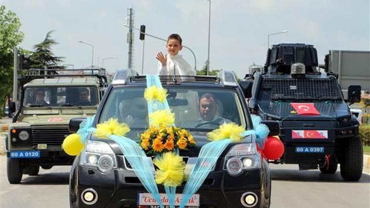 Emniyet müdürünün makam aracı, şehit oğluna sünnet arabası oldu