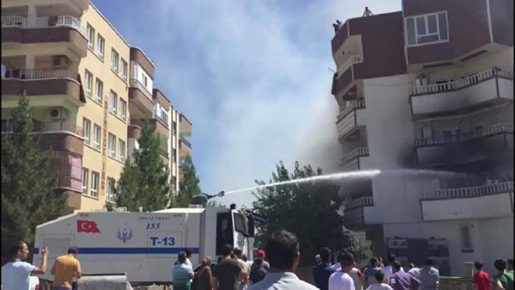 Binada yangın çıkınca terasa sığınanları, polis ve itfaiye kurtardı