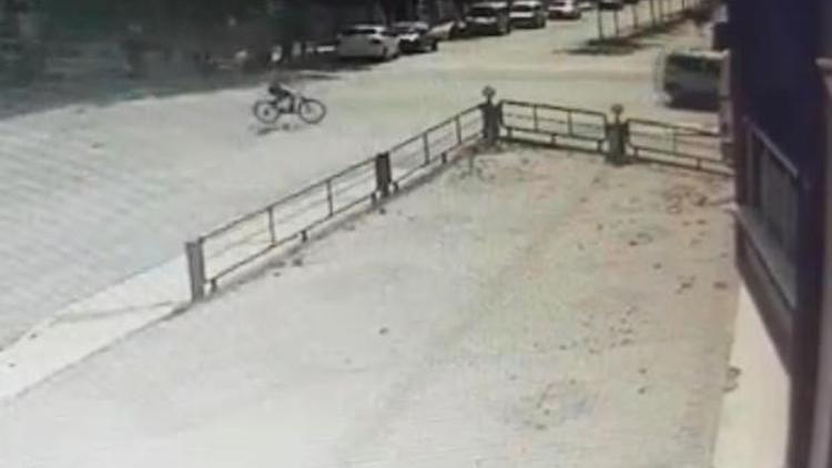 Yolun karşısına geçmeye çalışan bisikletliye otomobilin çarptığı o anlar kamerada