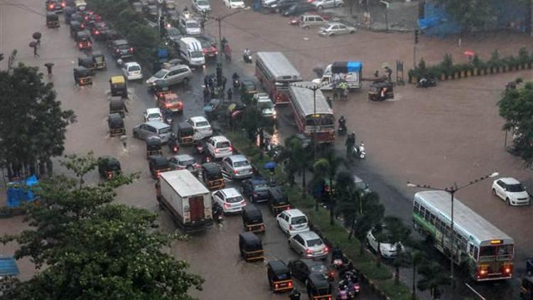 Hindistanda şiddetli yağmur Yüzlerce kişi mahsur kaldı
