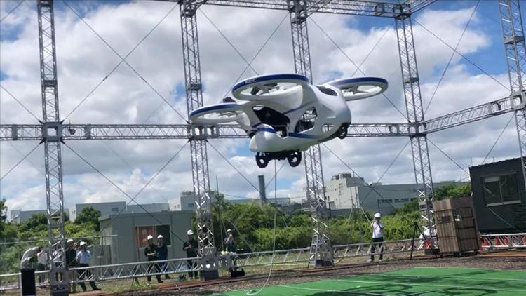 Japonyada prototip uçan otomobil deneme uçuşu yaptı