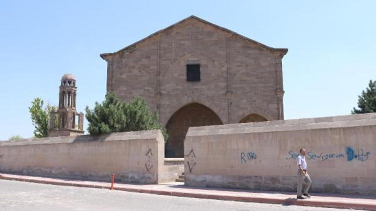 Tarihi kilisenin duvarlarına sprey boya ile yazı
