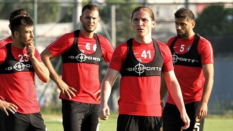 Karambeu, Olympiakosa Mehmet Özcanı istedi | Transfer haberleri...