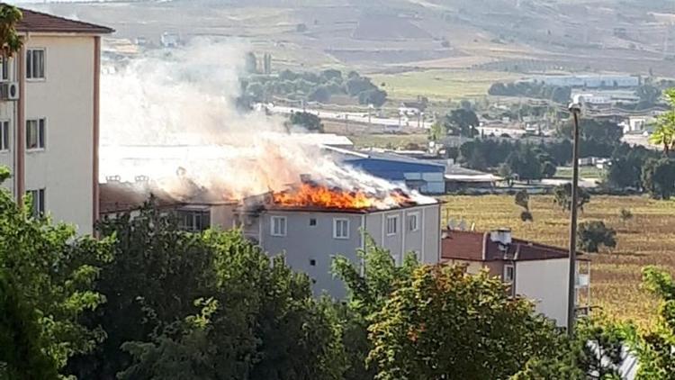 Korkutan yangın Alevler üç binayı sardı