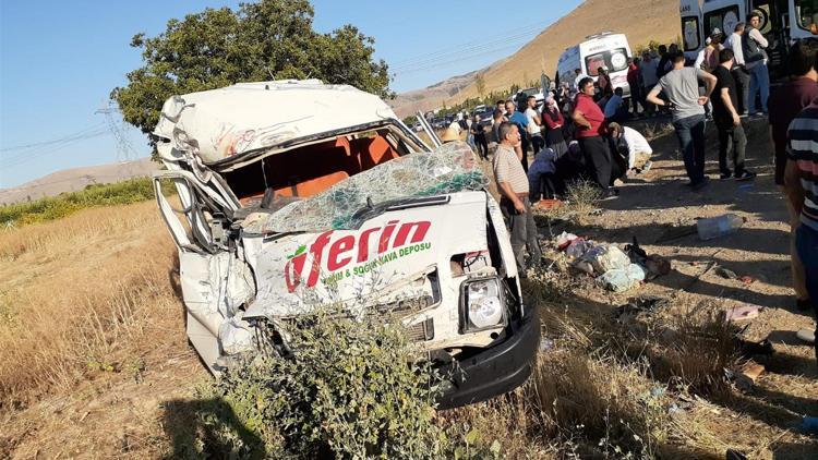 İşçi servisi ile kamyonet çarpıştı: Çok sayıda yaralı var