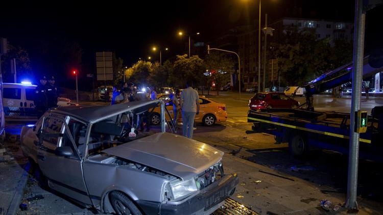 Dört kişi hurdaya dönen araçta sıkıştı