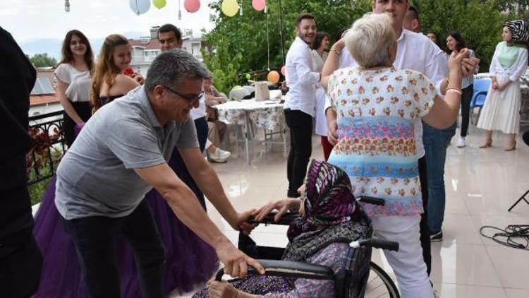 Huzurevi sakinleri için temsili düğün