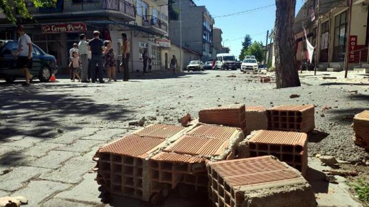Denizlideki depremin hissedildiği Ispartada belediye binasına giriş yasaklandı