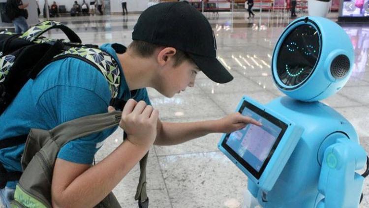 Havalimanındaki danışma robotlarına yoğun ilgi