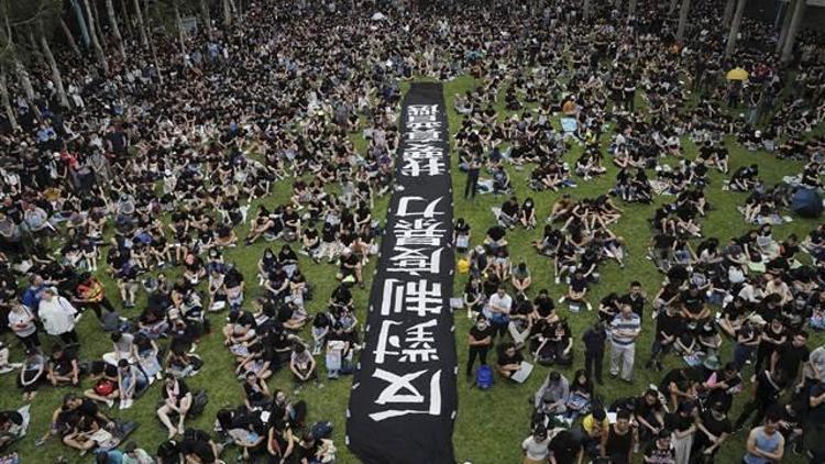 Hong Kongdaki protestolar oturma eylemiyle devam ediyor