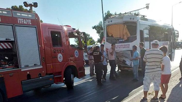 Antalyada midibüsle kamyonet çarpıştı: 15 yaralı