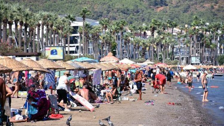 Marmariste tatilciler plajları doldurdu