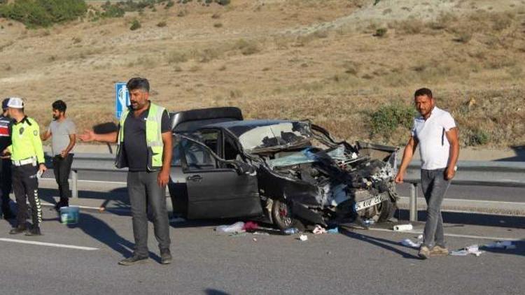 Kastamonuda otomobil TIRa çarptı: 6 yaralı