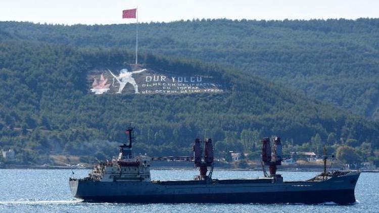 Rus askeri kargo gemisi ve askeri römorkörü Çanakkale Boğazından geçti