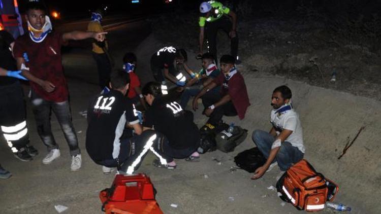 Edirnede kaçak göçmenleri taşıyan hafif ticari araç kaza yaptı: 10 yaralı