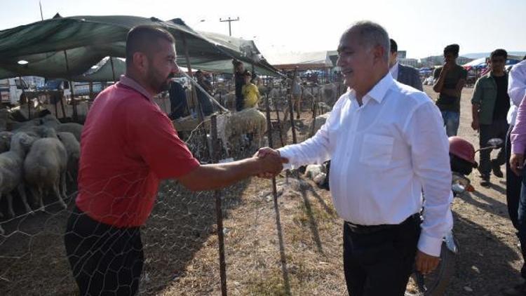 Başkan Kadir Kara, Kurban pazarını gezdi