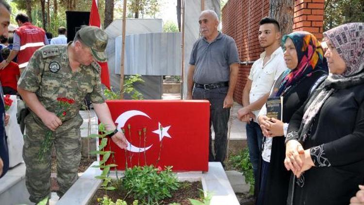 Osmaniyede şehitlerin mezarlarına karanfiller bırakıldı