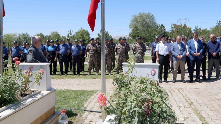 Şehitliklere bayram ziyareti