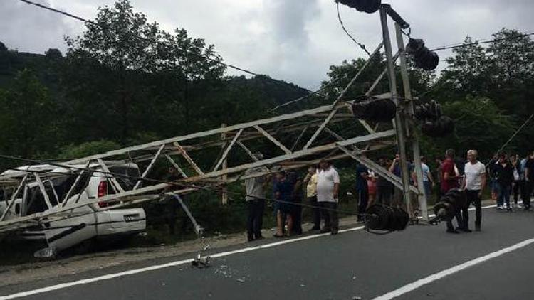 Hafif ticari araç elektrik direğine çarptı: 6 yaralı