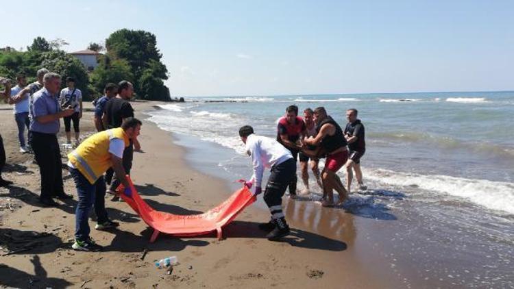 Denizde boğulma tehlikesi geçiren kameraman, kurtarıldı