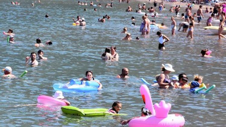 Sıcaktan bunalan tatilciler denize ve havuzlara koştu