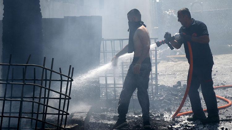 İzmirde otluk alanda çıkan yangın konteyner fabrikasına sıçradı