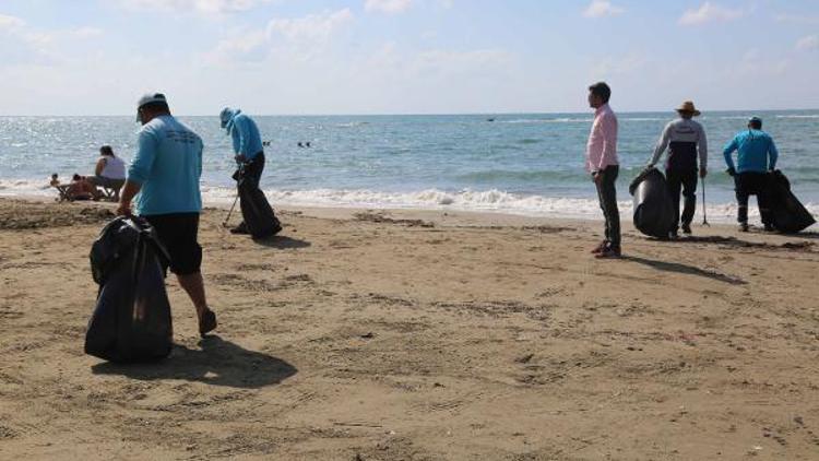 Büyükşehir Belediyesi, Yumurtalık ve Karataş sahillerini tatilciler için temizliyor