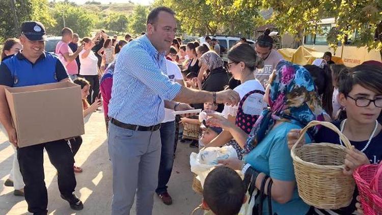 Ahmetbey Belediye Başkanı, çocuklara bayram şekeri yerine kitap dağıttı