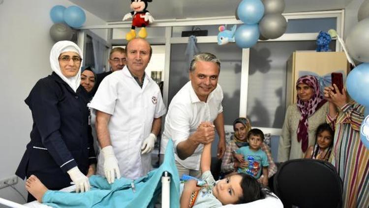 Başkan Uysal, sünnet olan çocukları ziyaret etti