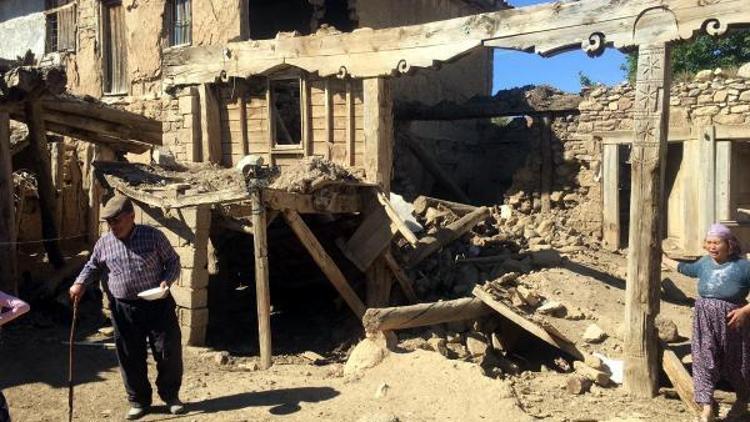 Denizli depreminde Afyonkarahisarda 15 ev yıkıldı