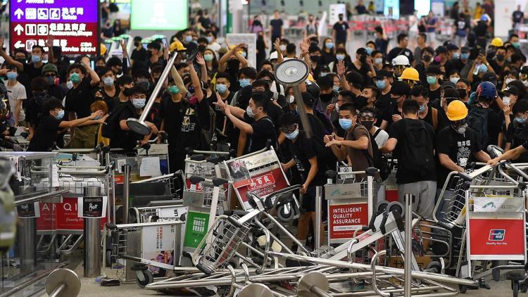 Çinden Hong Kong Havalimanındaki olaylara terör yorumu