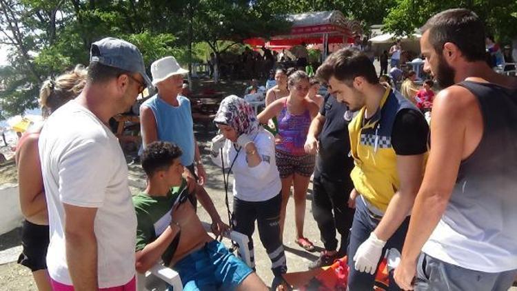 Üzerine plaj şemsiye devrilen çocuk, yaralandı