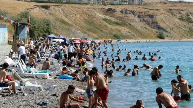 Vanın mavi bayraklı Mollakasım Plajına turist ilgisi
