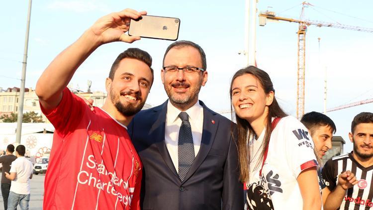 Gençlik ve Spor Bakanı Kasapoğlu, Taksim Meydanı’nda taraftarlarla buluştu