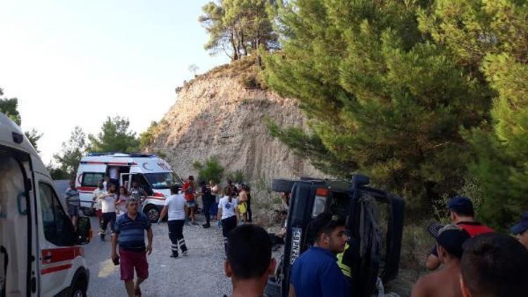 Kaşta safari minibüsü devrildi: 16 yaralı