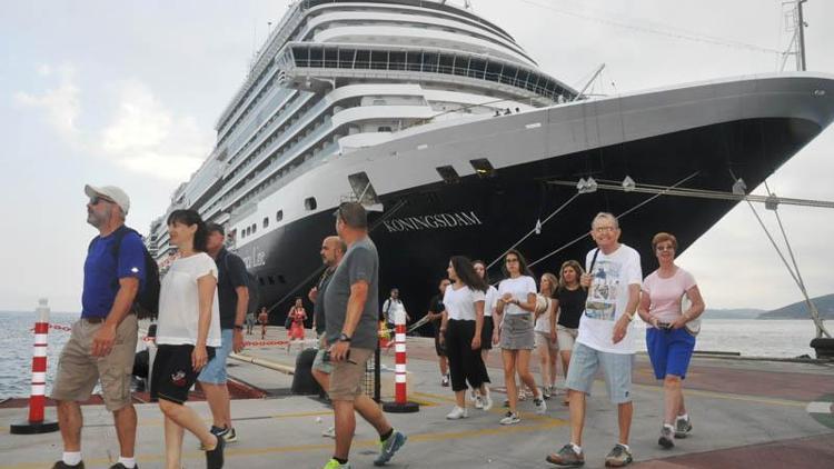 Dev gemi, Kuşadasına 3 bin 100 turist getirdi