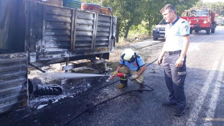 Lastiği patlayan TIR dorsesi alev aldı