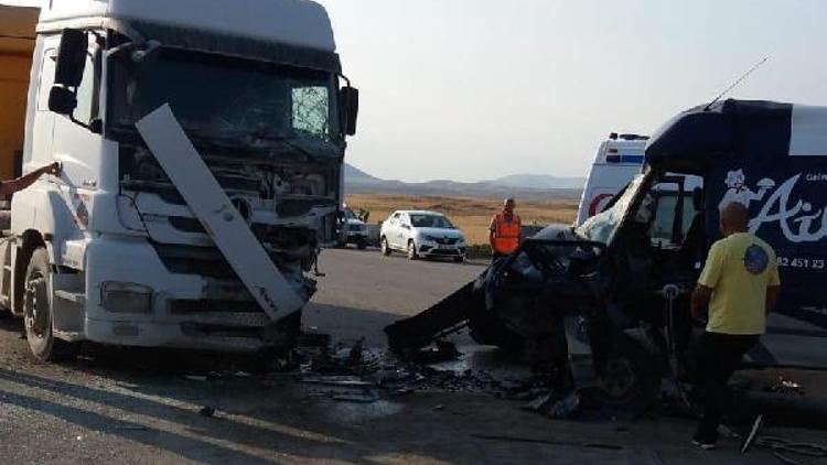 TIRa çarpan minibüsün sürücüsü öldü