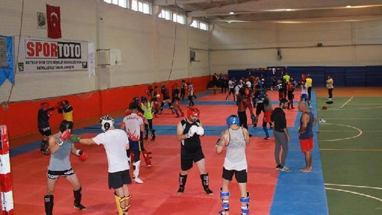Kick boks Milli Takımı Demirkazıkta Avrupa Şampiyonasına hazırlanıyor
