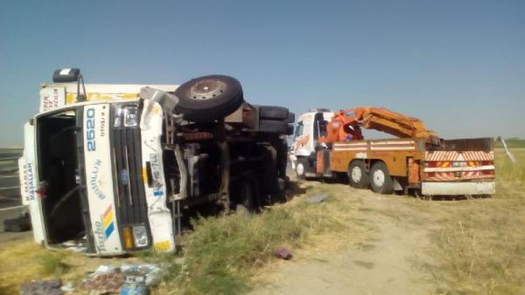 Nusaybinde kamyon devrildi: 4 yaralı